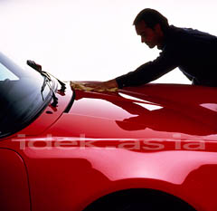 自動車を磨く男性のイメージ