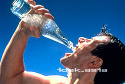 喉の渇きを癒すイメージ、思い切り水を飲むイメージ、ボトルから直接飲むイメージ、瓶から飲み物を流し込むイメージ