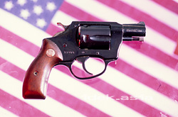 鉄砲・拳銃のイメージ 銃の国アメリカの国旗を背景にして