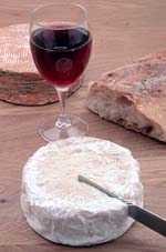 赤ワインとチーズとパン