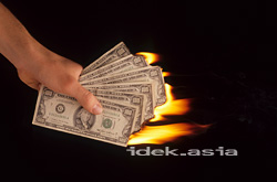 お金のイメージ　お金に火を点けて照らす嫌なイメージ