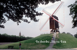 BRUGES-TOURISTS wspecting the windmills on the old town outskirts BELGIUM ベルギーBRVGES古い風車を見る旅行者