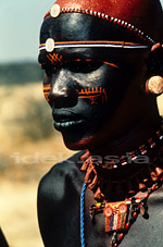 ケニヤ北の国境 伝統的な衣装を着たサムブル族の戦士