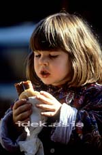GERMANY CHILD EATING A WURSTEL ドイツ ソーセージを食べる子供