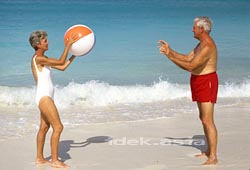 シルバーカップル 砂浜でボール遊びをする
