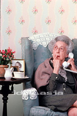 電話を楽しむご婦人 老人 老婆
