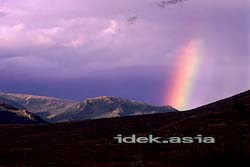 山脈にかかる虹