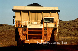 露天堀 炭鉱 巨大なトラックによる運搬