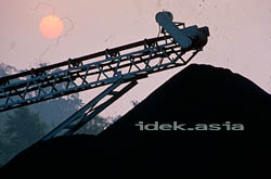 露天堀 炭鉱 石炭を積み上げるベルトコンヒベアと夕日