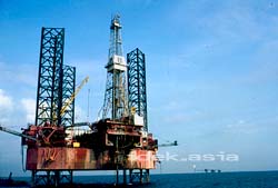 石油の海上掘削 ボルネオ インドネシア