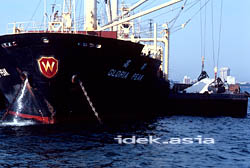 貨物船 GLORIA PEAK 高峯 PHILIPPINES 艀（はしけ）を使って鉱石を降ろす