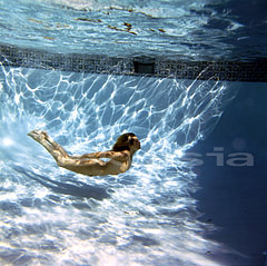 裸で泳ぐ女性