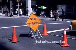 MEN WORKING 道路工事