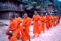 ラオス 托鉢 LAOS lenghtwise ou river Muang khoua village begging